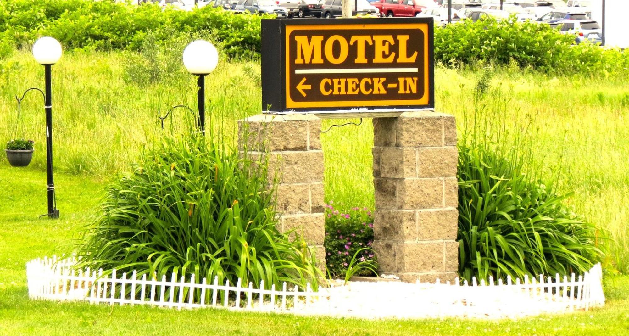 Budget Host Airport Inn วอเตอร์วิลล์ ภายนอก รูปภาพ