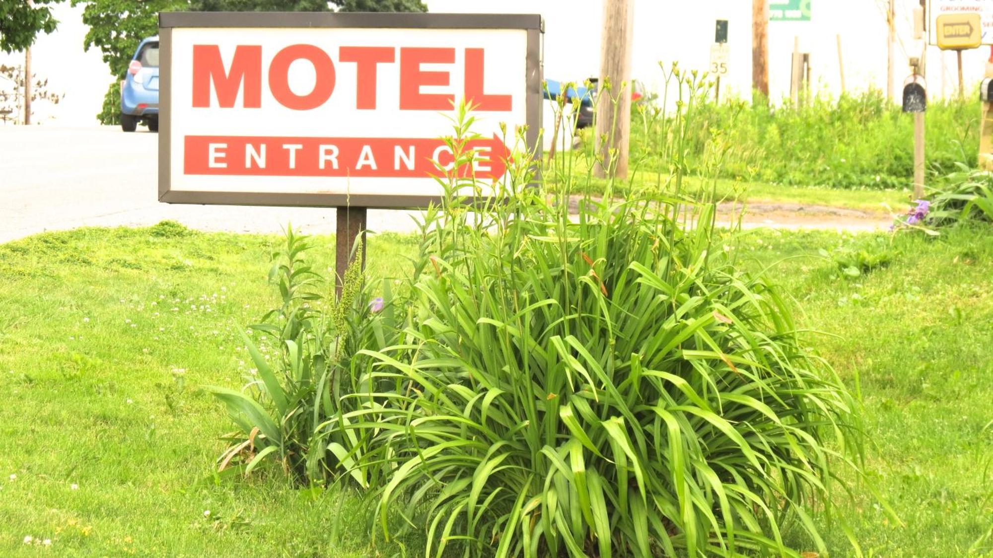 Budget Host Airport Inn วอเตอร์วิลล์ ภายนอก รูปภาพ