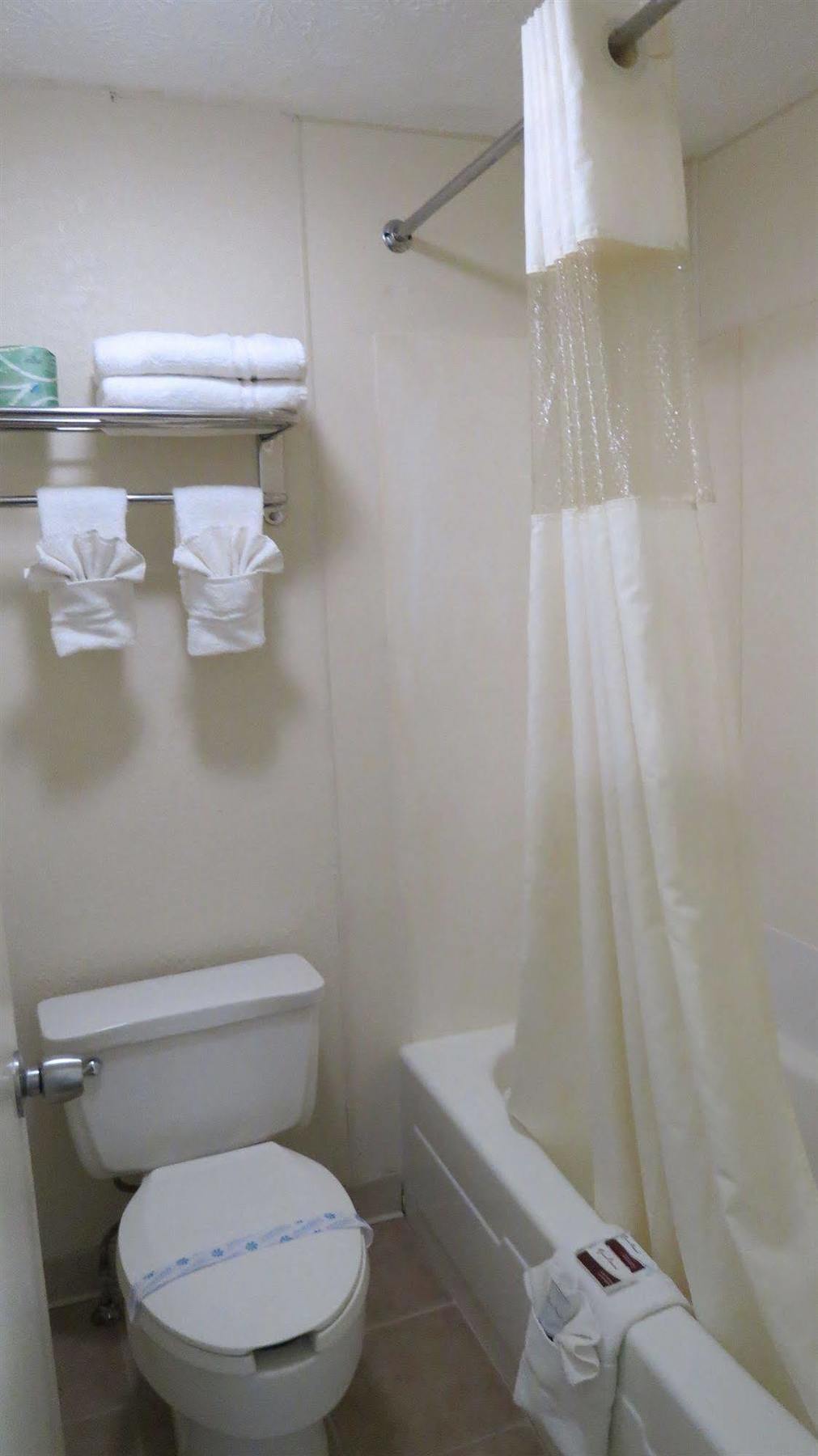 Budget Host Airport Inn วอเตอร์วิลล์ ภายนอก รูปภาพ