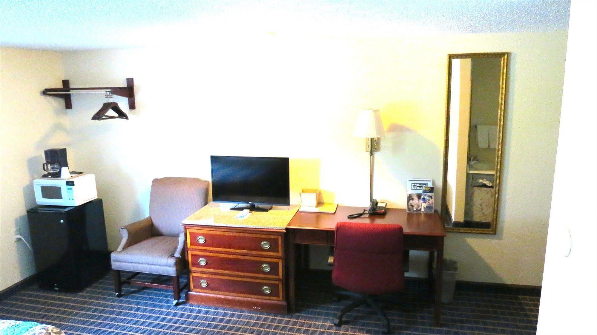 Budget Host Airport Inn วอเตอร์วิลล์ ภายนอก รูปภาพ